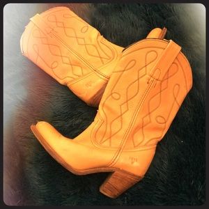 🤠 Giddy-Up! Camel colored Frye Cowgal Boots 👢🐎